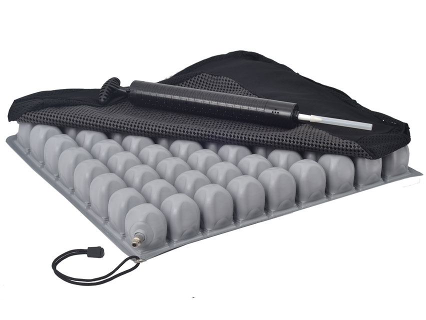 GAISA SPILVENS AR PĀRSEGU - 40X40X6 CM